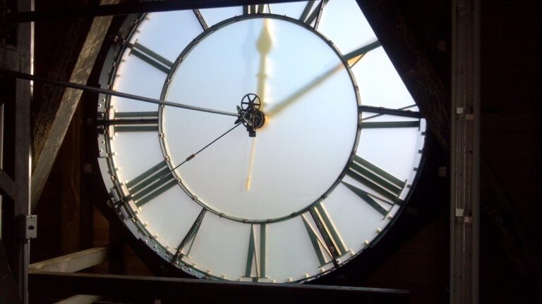 Heures miroir : d&rsquo;où vient la pratique du 11h11 et comment elle se lit