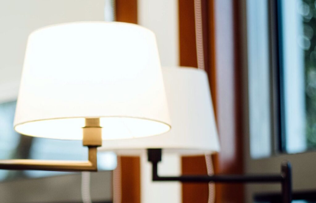 Lampe de bureau allumée en fin de journée